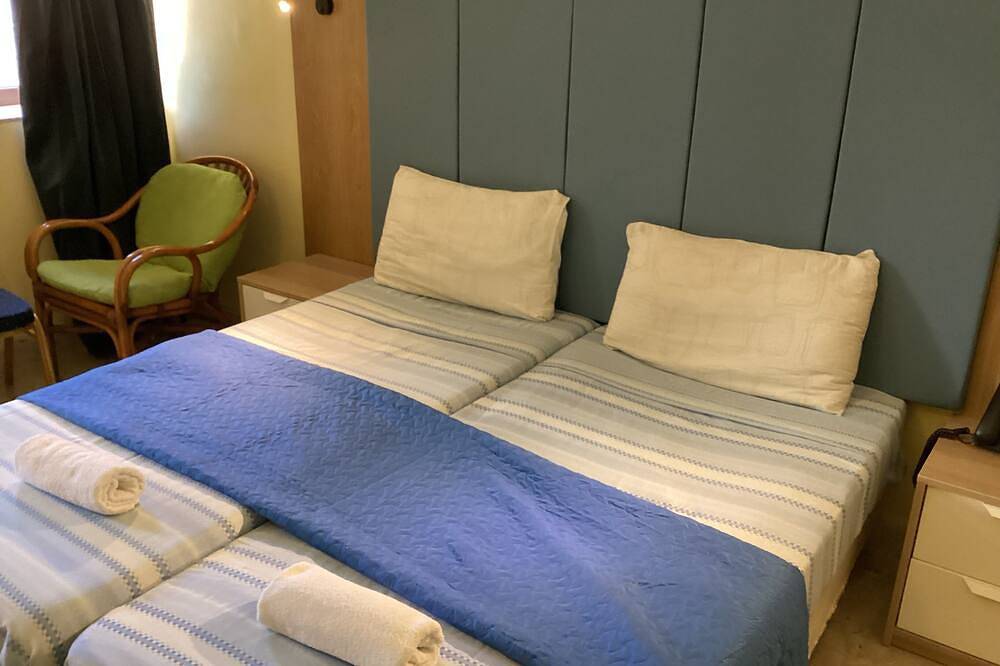 Triple bed & breakfast with Ac and Wifi with pool and indoor pool in Naxxar, Malta Island