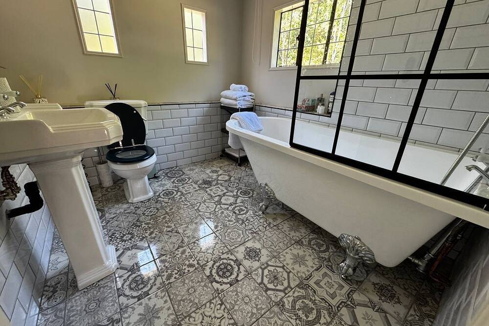 Charming Cottage within Ancient Woodland Forest in Guildford, Surrey