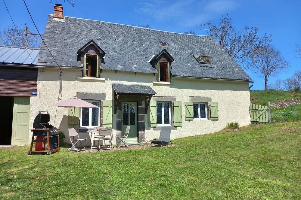 1802 Auvergne house in Saint-Donat, Volcans d'Auvergne Regional Nature Park