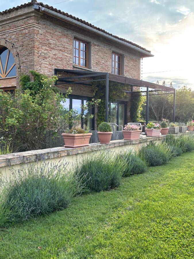 Location de vacances pour 8 personnes, avec piscine ainsi que jardin et vue, animaux acceptés dans Cabanac-Séguenville