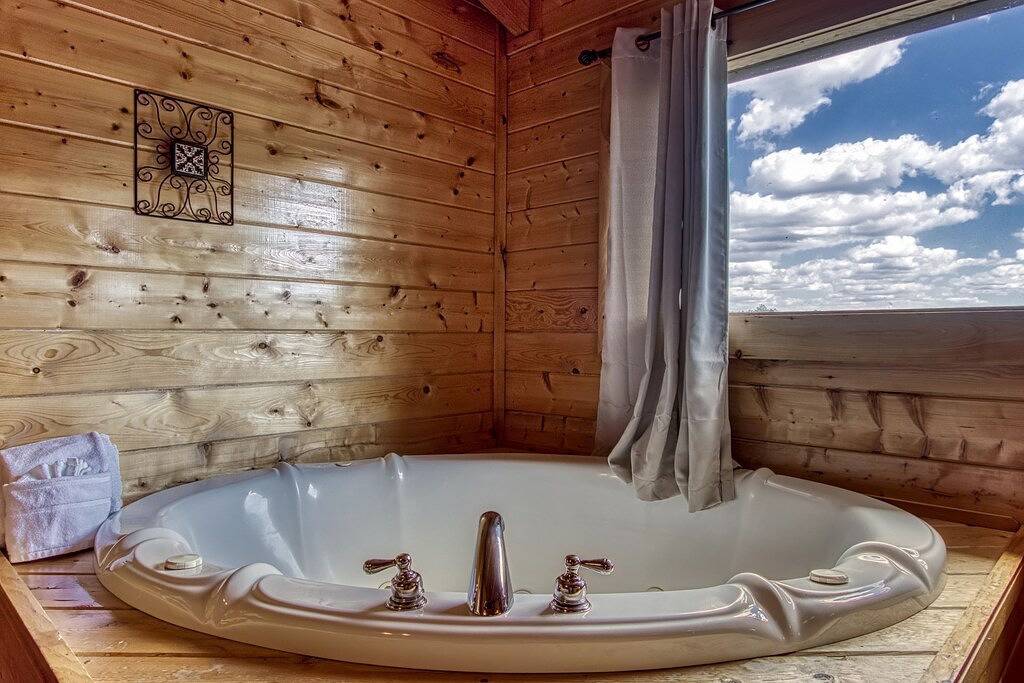 Log Cabin for 16 People in Pigeon Forge, Sevier County