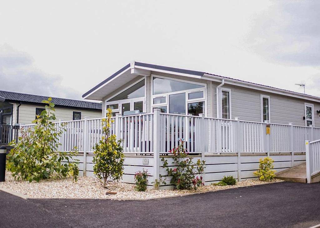 Lodge Sleeps 6 with Private Hot Tub in Dunkeswell, Devon