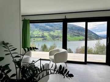 Ferienwohnung für 2 Personen, mit Seeblick und Terrasse sowie Ausblick in Stryn