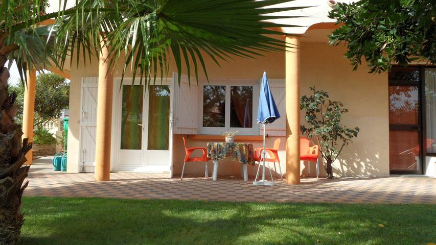 Studio pour 2 personnes, avec jardin et piscine, animaux acceptés