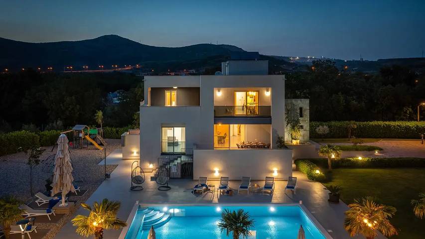 Ferienhaus für 12 Personen, mit Sauna und Pool sowie Terrasse und Garten