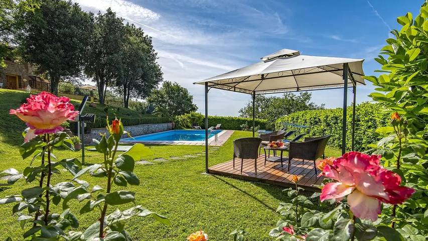 Ferienhaus für 9 Personen, mit Terrasse und Garten sowie Pool, mit Haustier