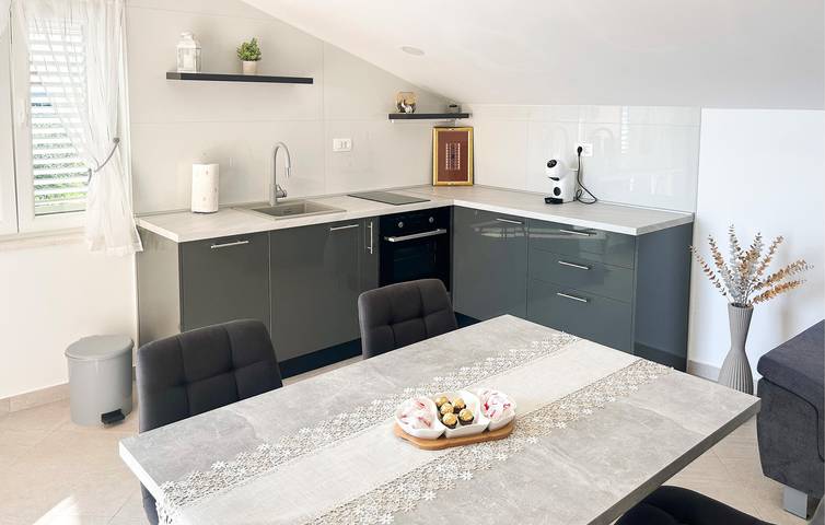 Ganze Ferienwohnung, Ferienhaus am Meer mit Terrasse, Küche und Parkplatz in der Nähe des Flusses Krka in Raslina, Šibenik-Knin
