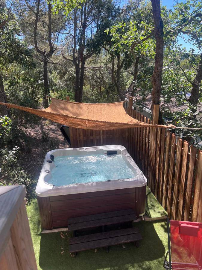 Camping pour 4 personnes, avec Terrasse et Jardin ainsi que Piscine et Vue à La Seyne-sur-Mer