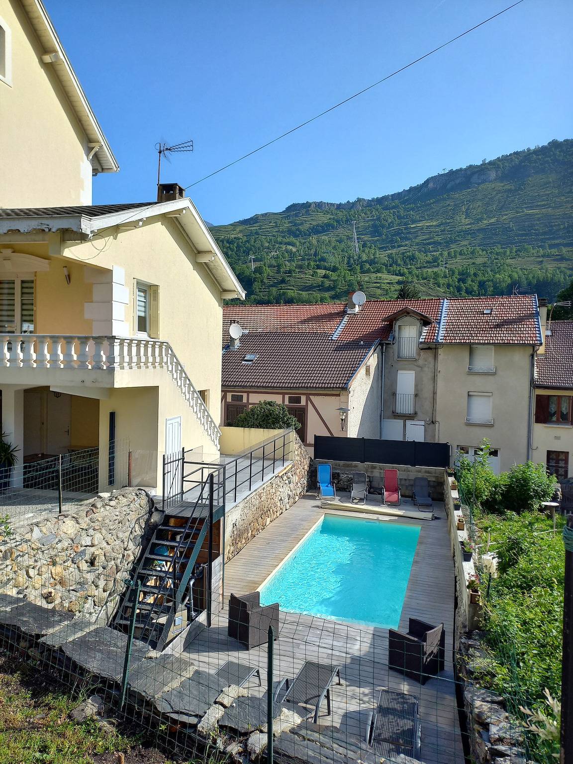 Ολόκληρο το διαμέρισμα, Apartment 'Pyrénées-Ariégeoises' with Mountain View, Shared Garden and Wi-Fi in Luzenac, French Pyrenees