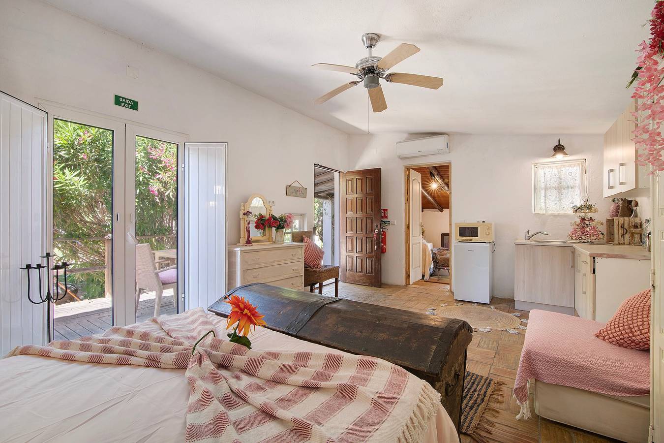 Room 'Casa De Mondo - Pink' with Shared Pool, Wi-Fi and Air Conditioning in Boliqueime, Faro District
