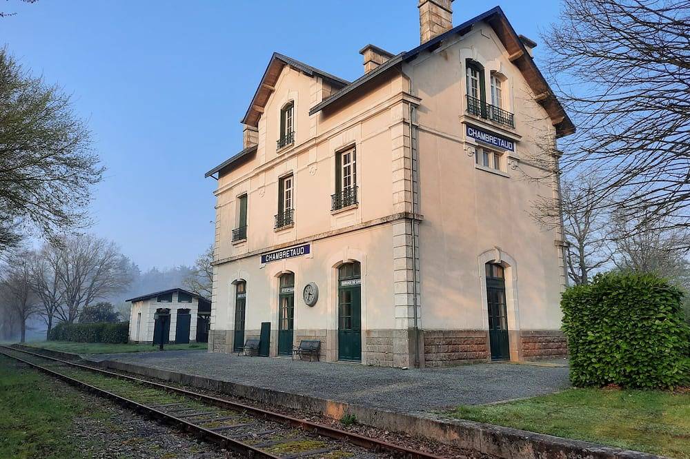Old Chambretaud Train Station – 3 minutes from Puy du Fou #gitesnasalole in Chambretaud, La Roche-sur-Yon und Umgebung