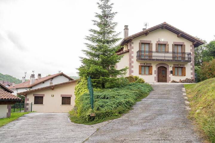 Casa de vacaciones para 16 personas, con vistas y balcón en Pirineo Navarro
