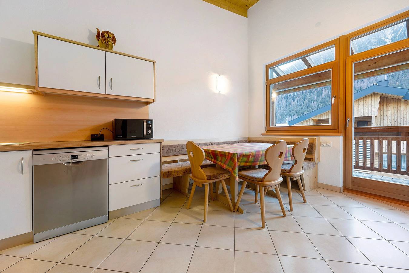 Entire apartment, Apartment 'Antersi Robbi' with Mountain View, Shared Garden and Wi-Fi in San Vigilio di Marebbe, Mareo
