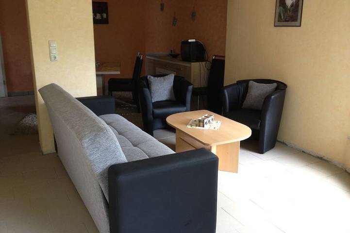 Gemütlicher Bungalow mit Kaminofen - 2 Min. zum See in Neu Canow, Wustrow (Mecklenburgische Seenplatte)