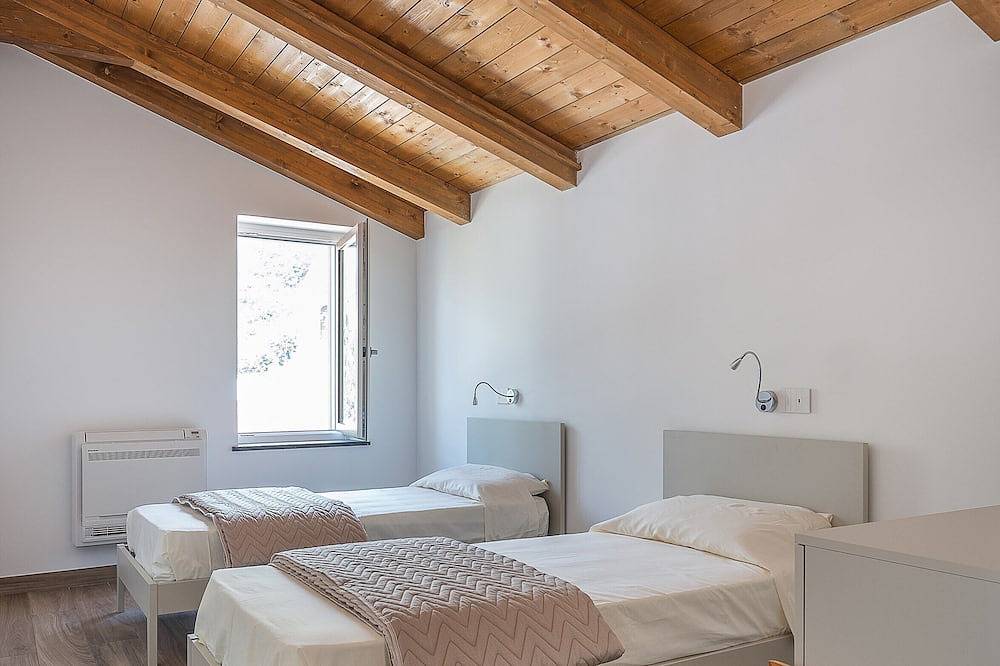 Appartamento intero, Newly refurbished two bedroom apartment for up to 6 guests near Sorrento in Vico Equense, Monti Lattari
