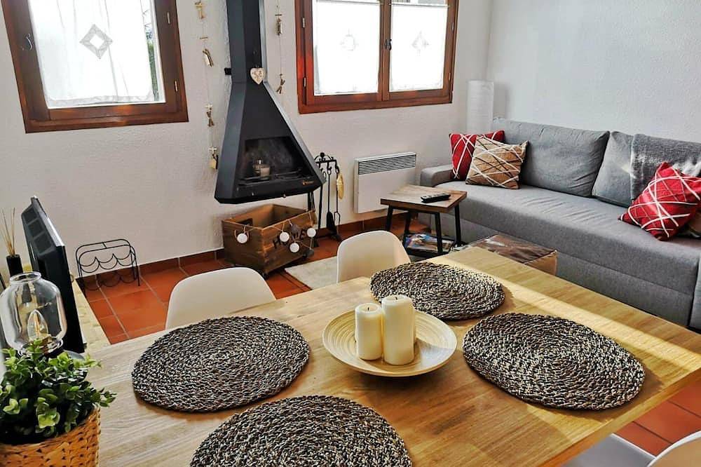 Entire apartment, Ground Floor 1 room Pool, Fireplace & Private Garden in Osséja, Parc naturel régional des Pyrénées catalanes