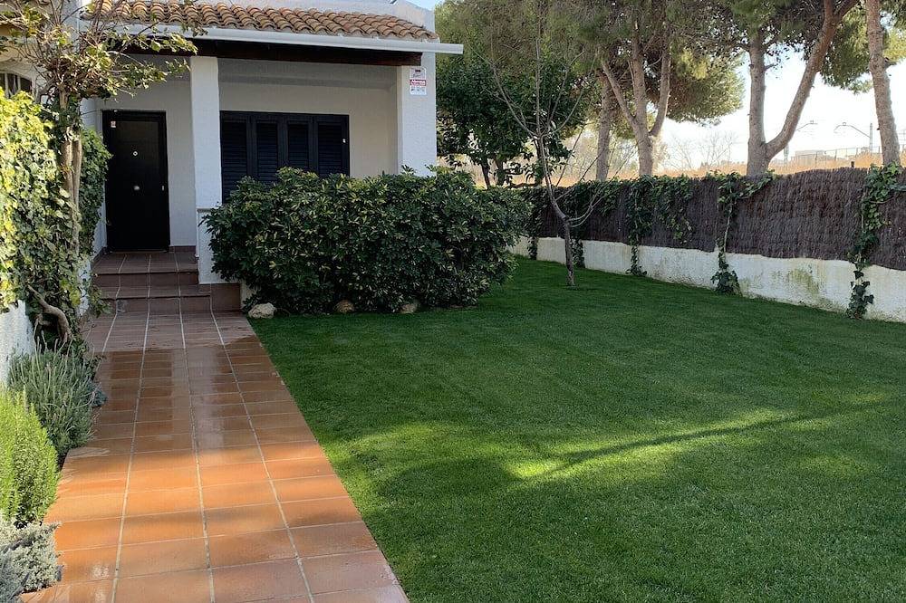 Casa 'Stylish Beach House 600 m from the Sea' con jardín y Wi-Fi in Cubellas, Garraf