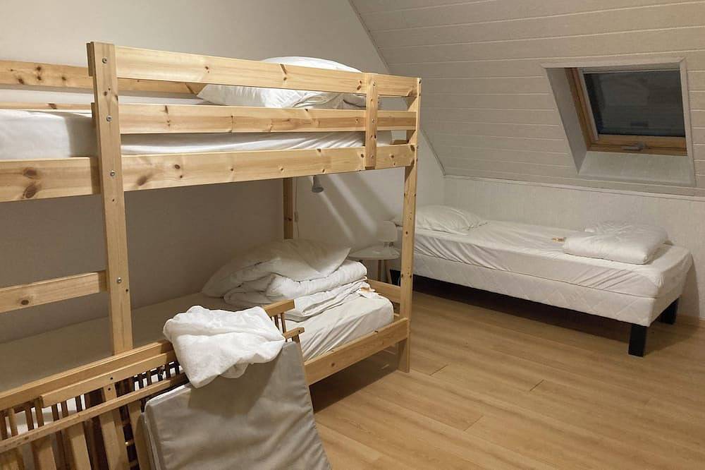 Vacation home on enclosed land 800 metres from the beach and shops in Mesquer, Côte d'Amour