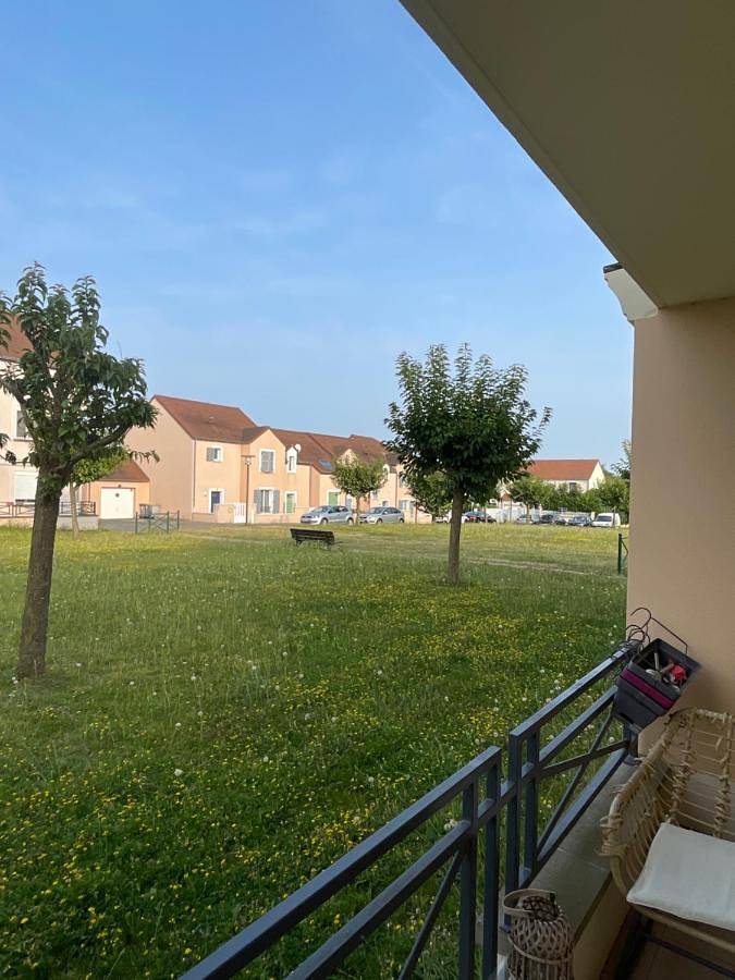Appartement entier, Two-Bedroom Apartment in Le Mesnil-Amelot, Seine-et-Marne