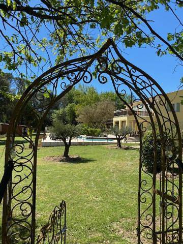 Chambre d’hôte pour 2 personnes, avec jardin ainsi que vue et piscine