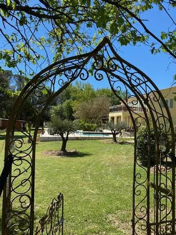 Alojamiento y desayuno para 2 personas, con jardín y piscina - 1