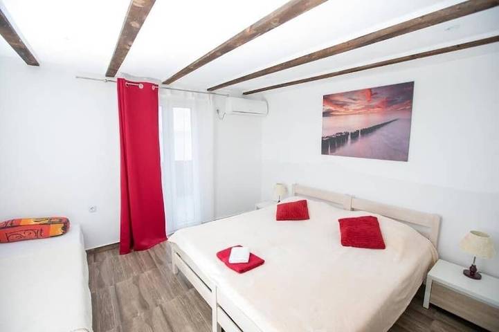 Ganze Wohnung, 1-Zimmer-Ferienwohnung mit Pool Lukovo Šugarje, Karlobag in Lukovo Šugarje, Naturpark Velebit
