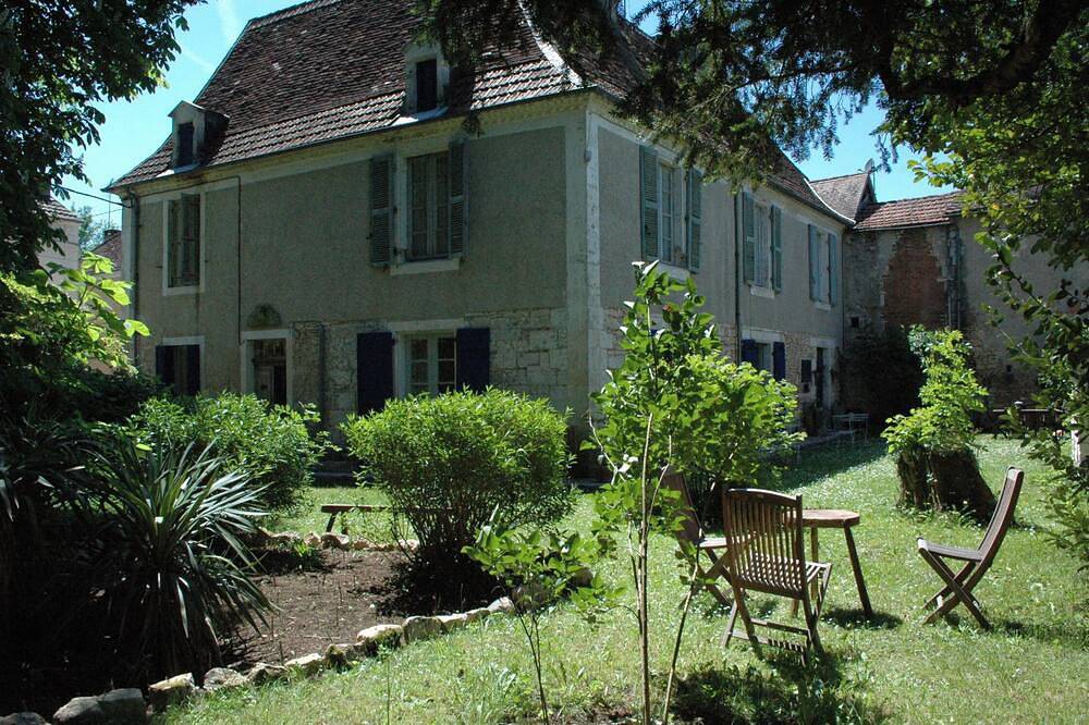 Authentique Gîte Côté Jardin au Domaine Le Nid des Oiseaux dans charmant village in Cubjac, Périgord Blanc