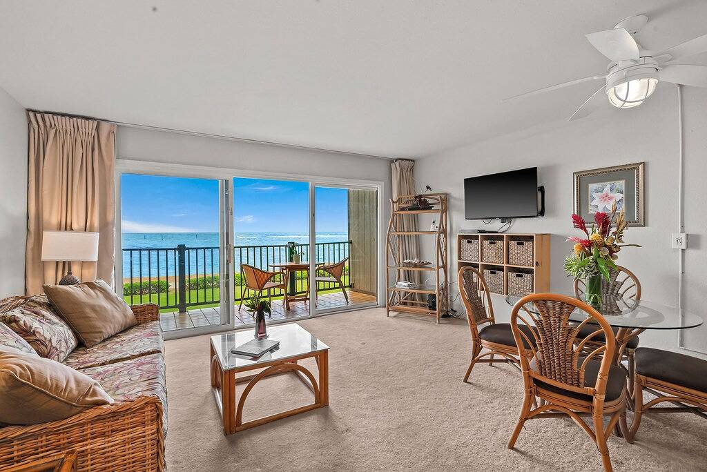 Ganze Wohnung, Direct Beachfront/Oceanfront Condo - 3 minute walk into Kapa'a in Kapaa, Kauai