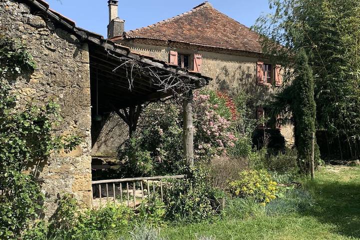 Location de vacances pour 6 personnes, avec terrasse et jardin, animaux acceptés à Armous-et-Cau