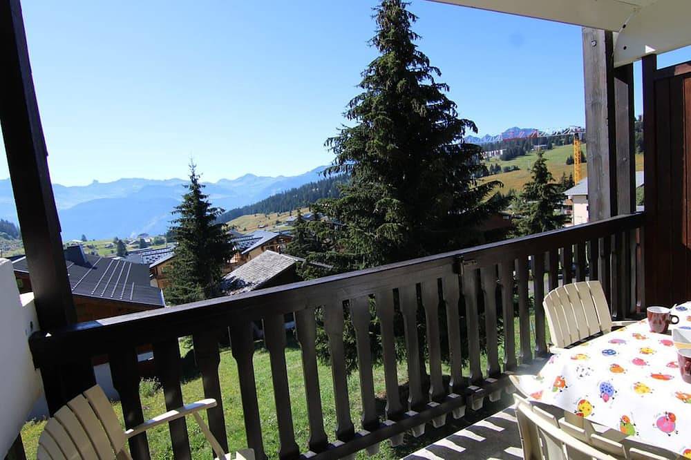 Entire apartment, Cozy studio for 4 with balcony in Les Saisies center in Les Saisies, Albertville region