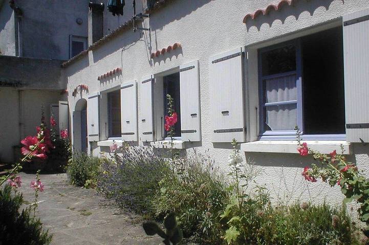 Gîte pour 4 personnes, avec terrasse et jardin dans Grottes de Régulus