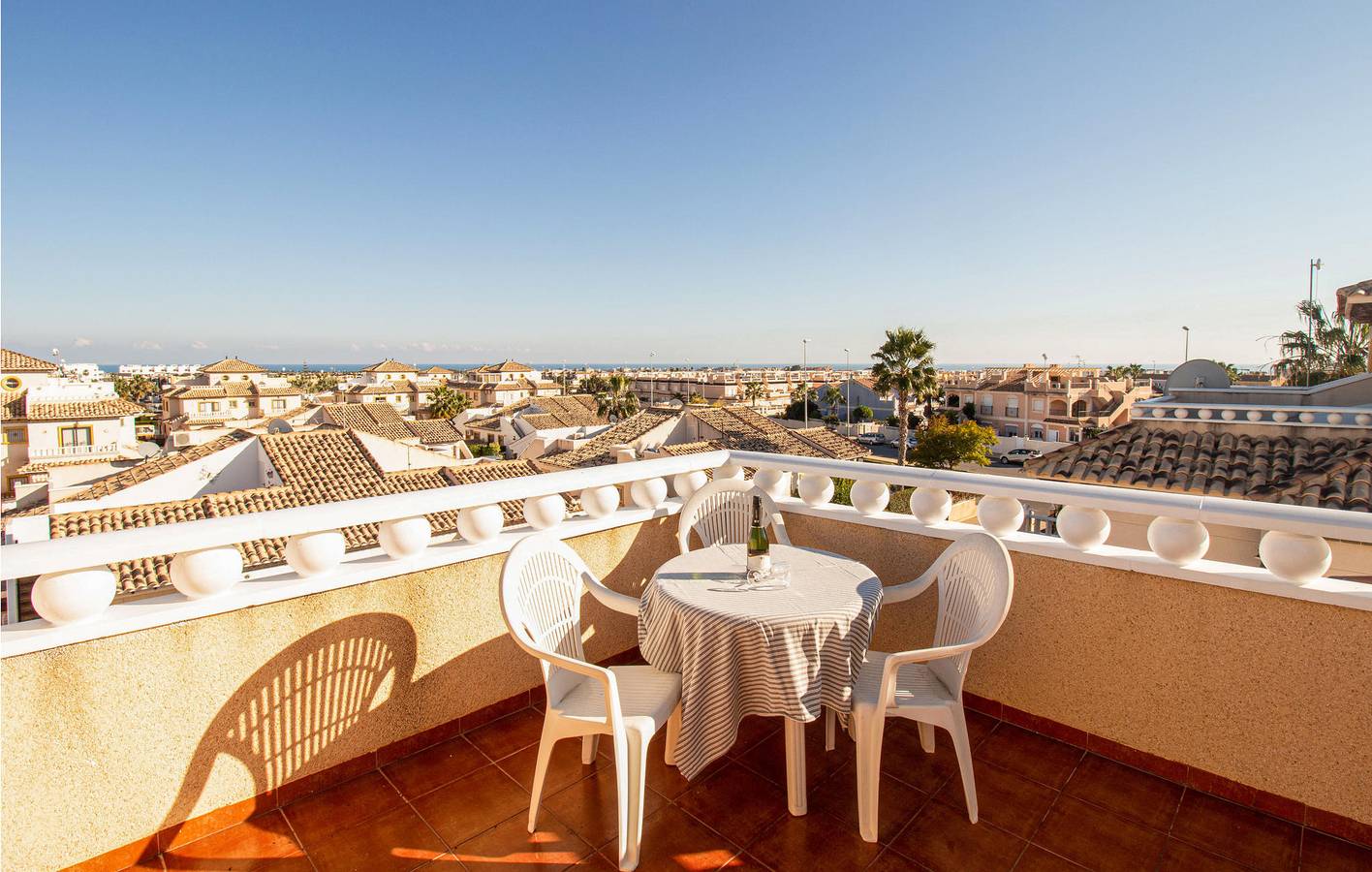 Apartamento con aire acondicionado, aparcamiento, piscina y terraza a 1,5 km de la playa in Lomas de Don Juan, Orihuela