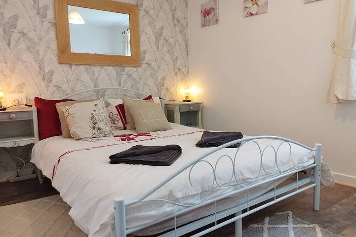 Location de vacances pour 10 personnes, avec piscine et jardin à Langoëlan - 2