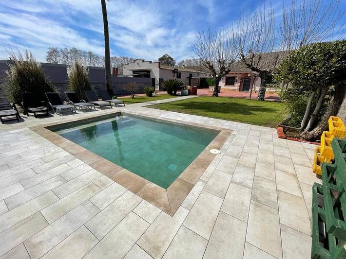 Chalet para 12 personas, con Terraza y Jardín además de Piscina y Vistas en Valles Oriental