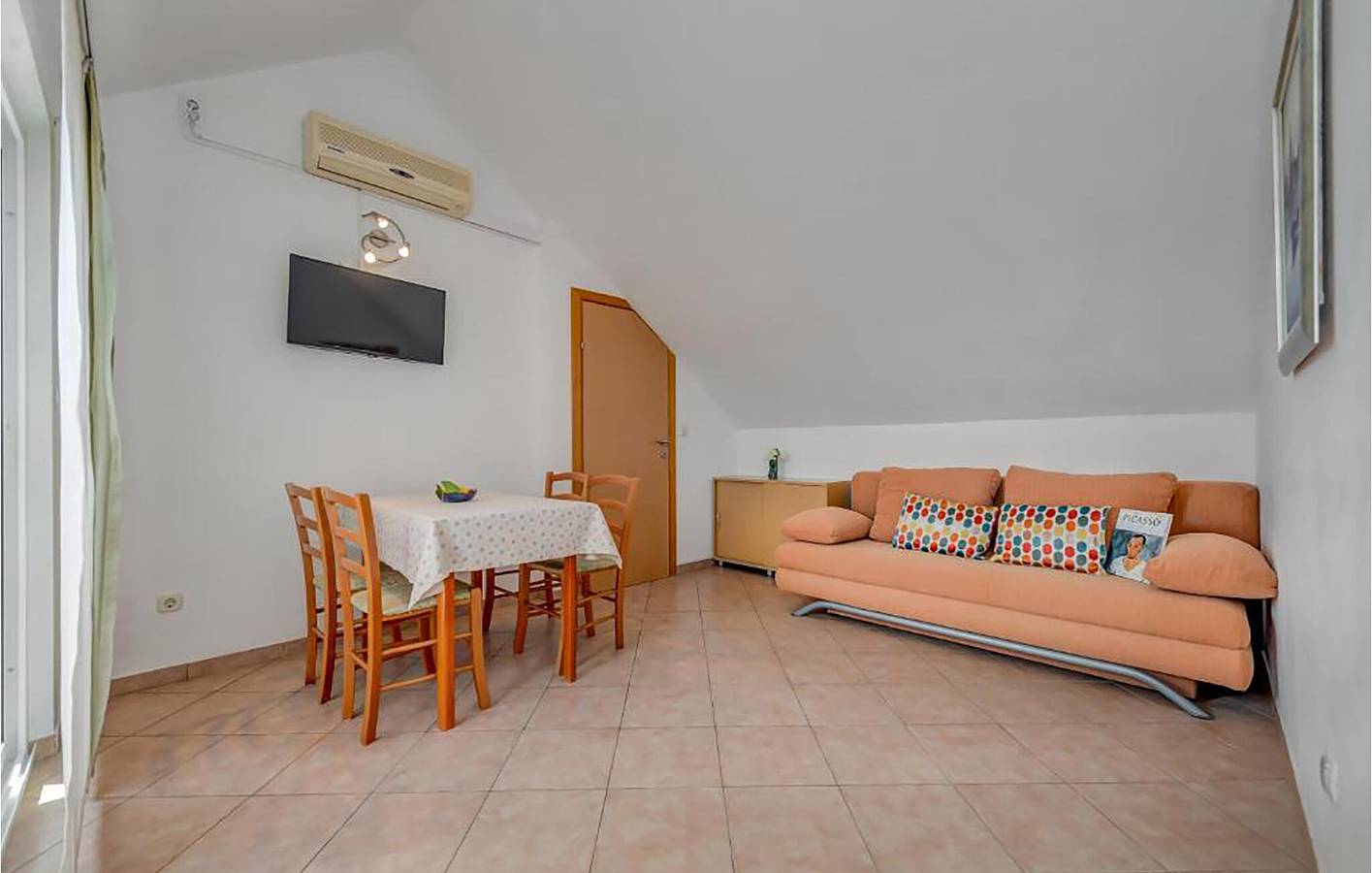 Ganze Ferienwohnung, Gemütliche Ferienwohnung mit Terrasse, WLAN und Parkplatz, 1 km vom Strand entfernt in Bol, Brac