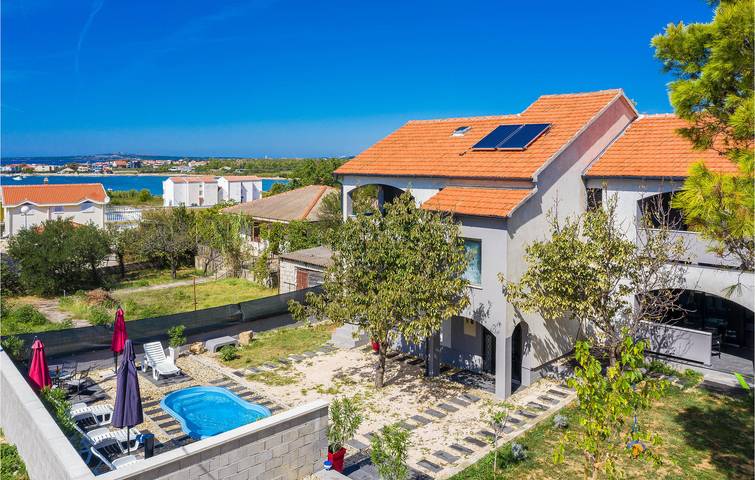 Ferienhaus für 12 Personen, mit Pool und Terrasse sowie Garten, mit Haustier in Privlaka - 2