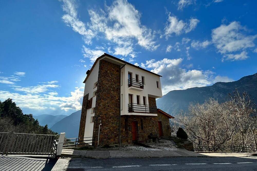 Spacious house (sleeps 7) with incredible view in Andorra