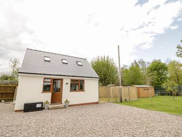 Log Cabin for 2 People in The Cotswolds, Midlands, Photo 1