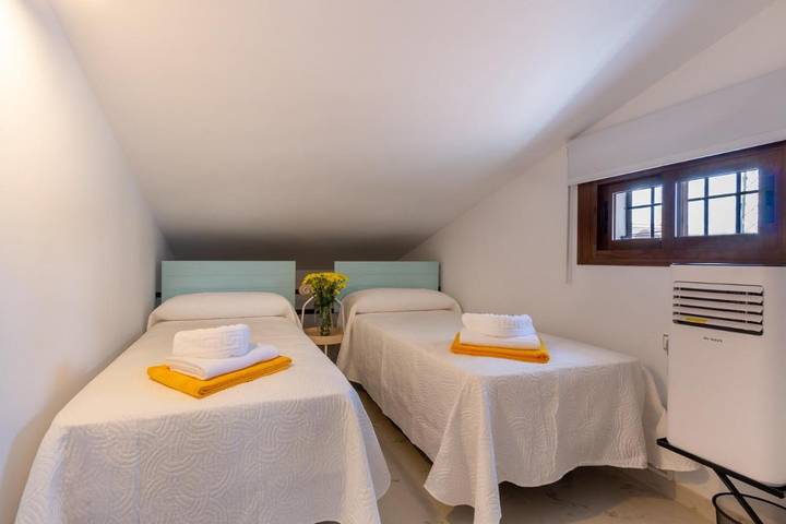 Casa rural para 20 personas, con jacuzzi además de jardín y piscina en Pizarra - 4