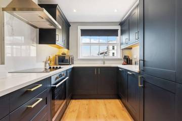 Vacation Rental for 12 Guests in Liverpool, Merseyside, Picture 3