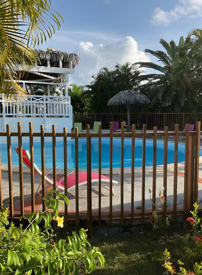 Ganzes Studio, Studio „Bungalow Corossol mit Terrasse“, Gemeinschaftspool, WLAN und Klimaanlage in Saint-François, Guadeloupe
