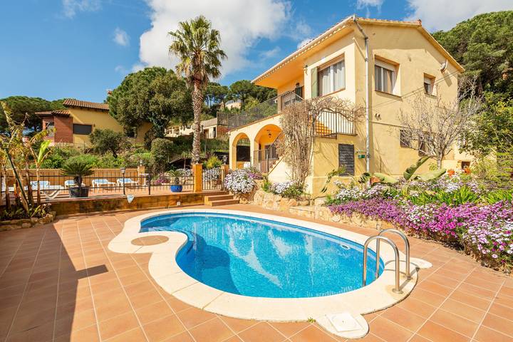 Ferienhaus für 12 Personen, mit Balkon und Garten
