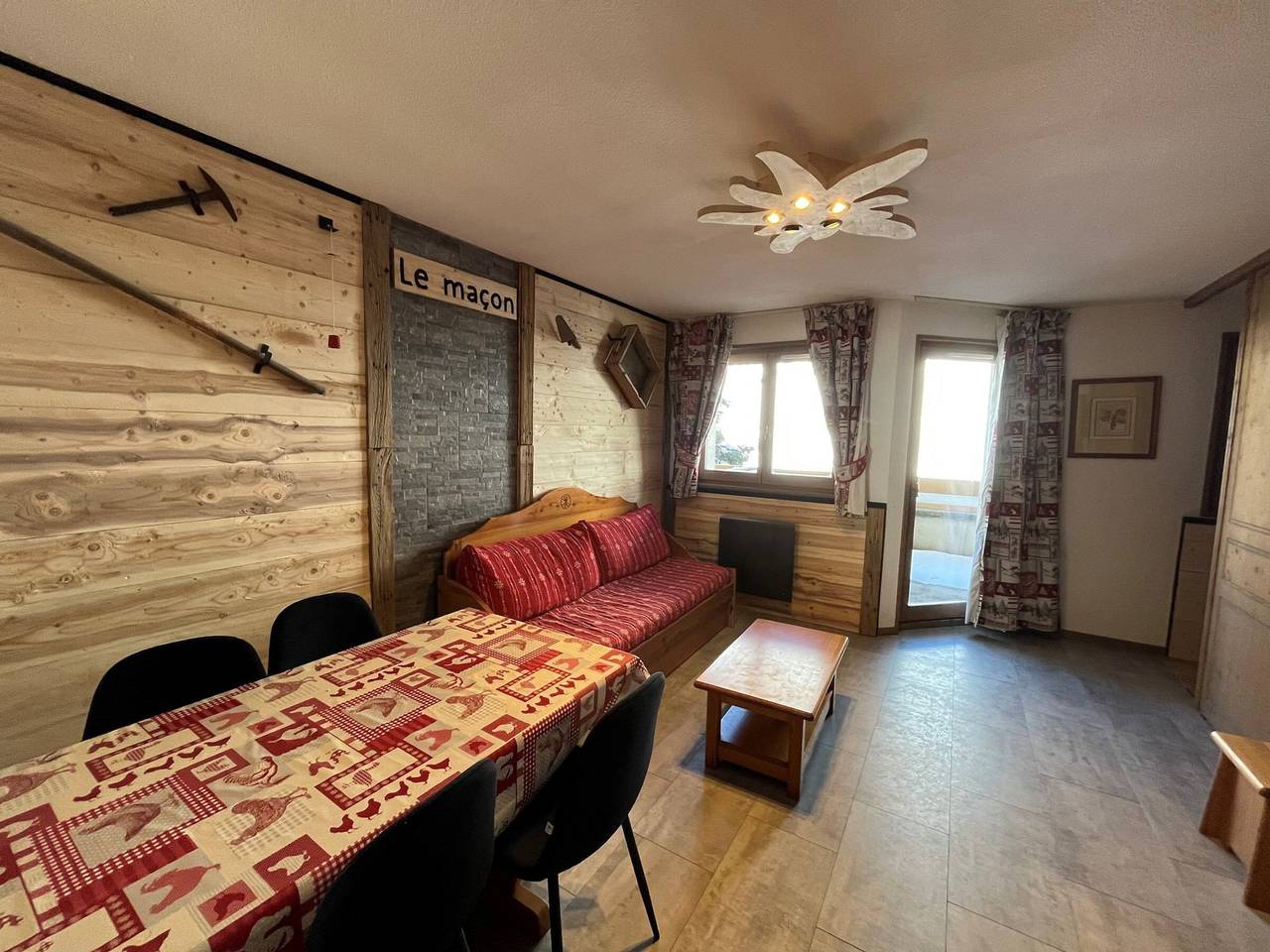 Ganze Wohnung, Geräumige 6-Personen-Wohnung an der Piste mit Parkplatz & Wlan in Lanslebourg-Mont-Cenis, Region Saint-Jean-de-Maurienne