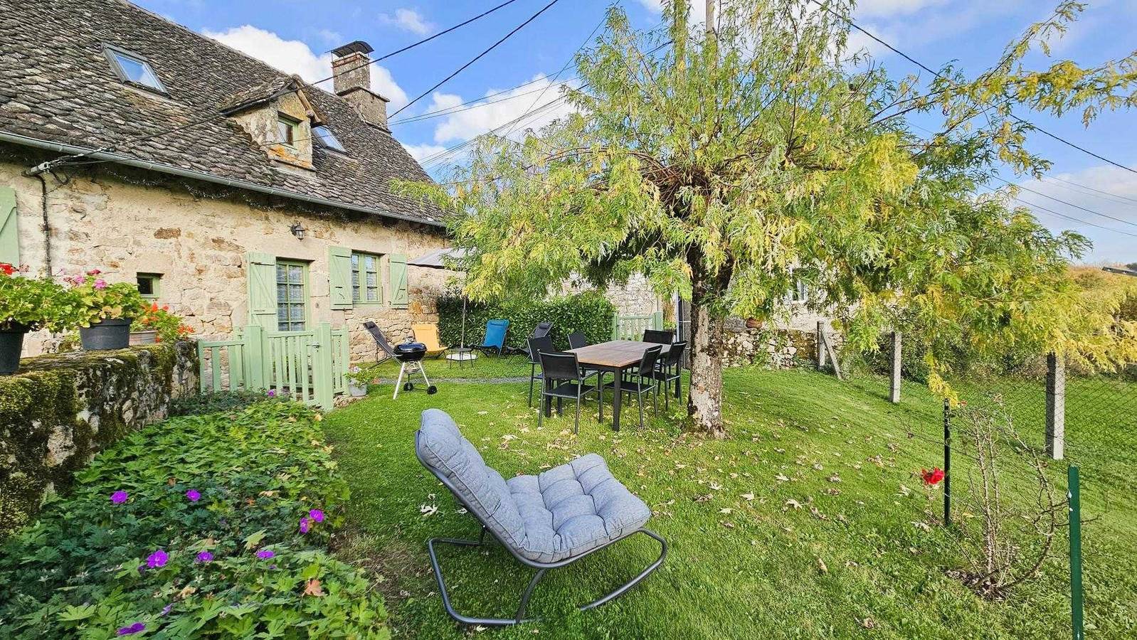 Cozy Gite with TV, Garden, 2BR, Wifi, Near Le Gareloup Lake in Darazac, Tulle region