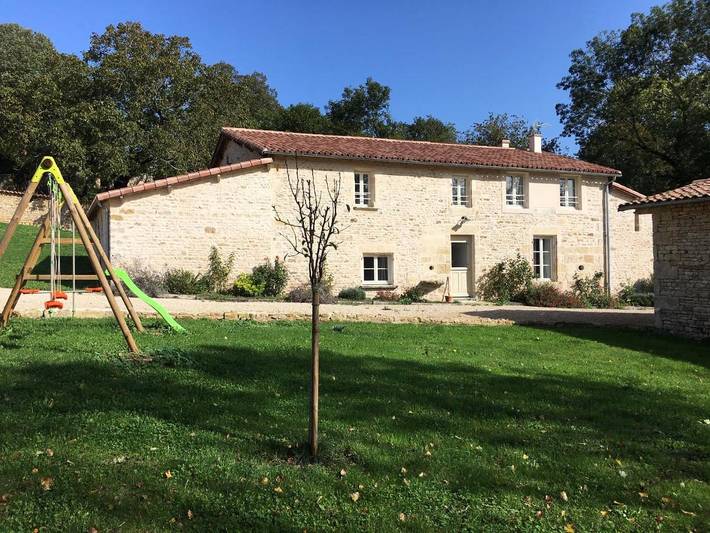 Location de vacances pour 15 personnes, avec Terrasse et Jardin ainsi que Piscine et Vue à Azay-le-Brûlé