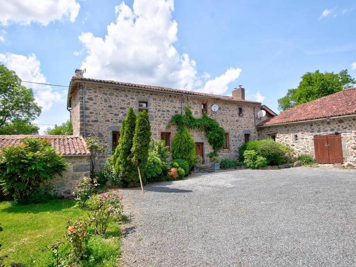 Location de vacances pour 6 personnes, avec Terrasse et Jardin ainsi que Piscine et Vue à La Forêt-sur-Sèvre