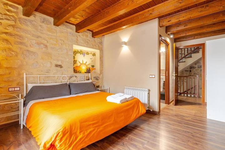 Casa rural para 4 personas, con balcón además de jacuzzi y piscina - 1