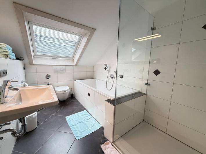 Ganze Wohnung, Maisonette-Ferienwohnung mit Seeblick am Bodensee nahe Strand und Dorf in Unteruhldingen, Uhldingen-Mühlhofen