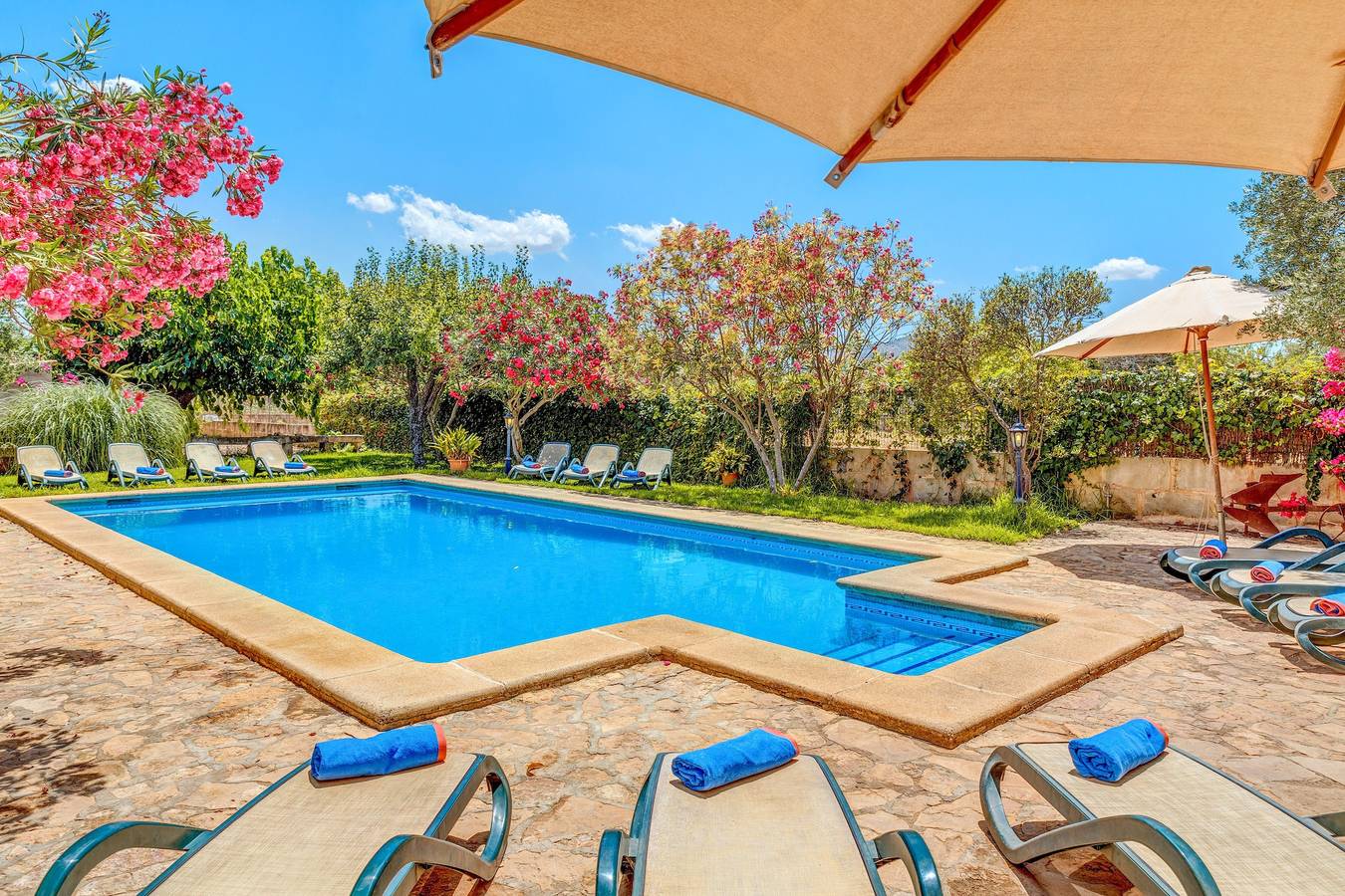 Traumhafte Finca mit Pool, Garten, Terrassen, Balkon und Wlan; Parkplätze vorhanden, Haustiere erlaubt in Búger, Mallorca Inselmitte