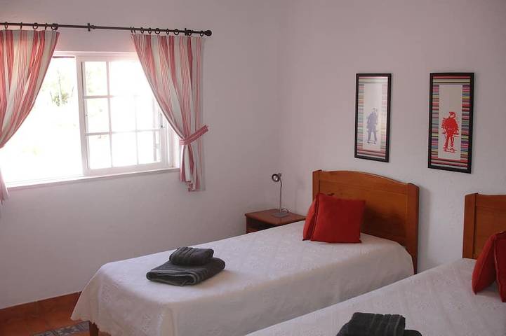 26149/Al Lovely 4 bed 3 bath villa with large fenced pool, 250 metres to beach in Monte Gordo, Faro Distrikt